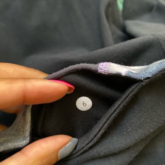 Lululemon sz 6 yoga athletic shorts‎ - Picture 6 of 7